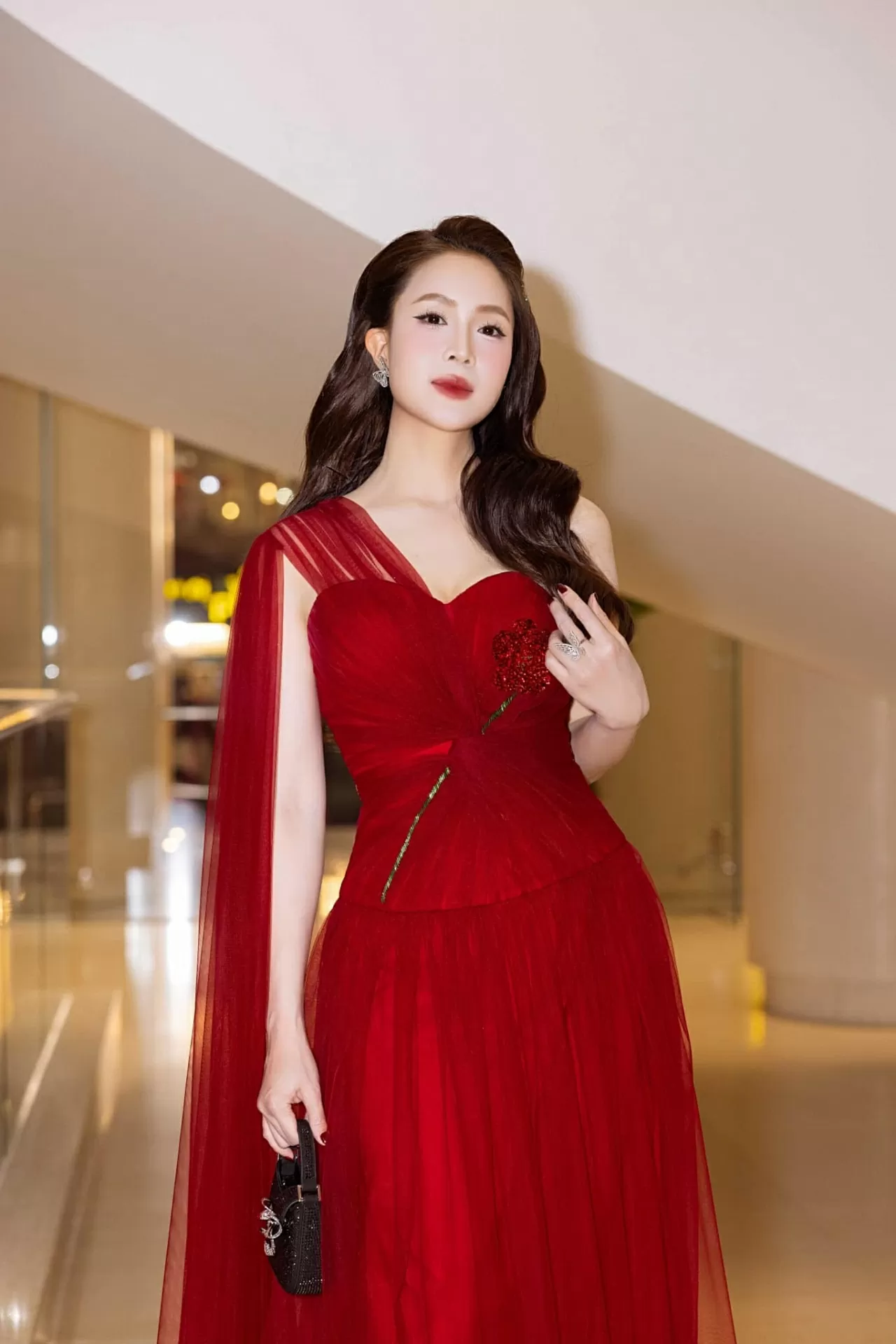 Xuất thân là người mẫu chuyển qua đóng phim, Hồng Diễm sở hữu gu ăn mặc ấn tượng cùng nhan sắc trời phú. 