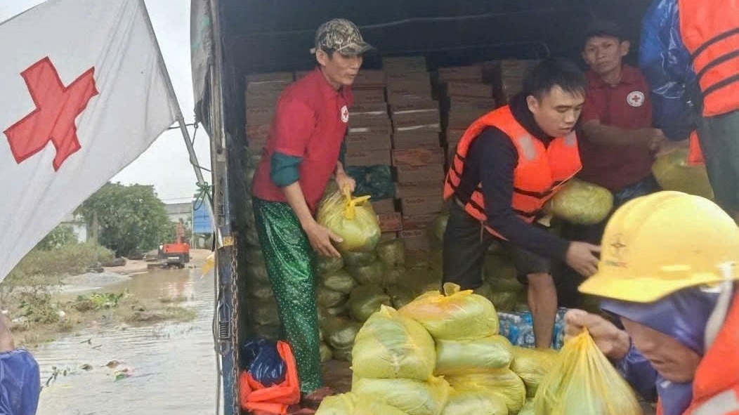 Cứu trợ khẩn cấp người dân 6 tỉnh bị thiệt hại do mưa lũ