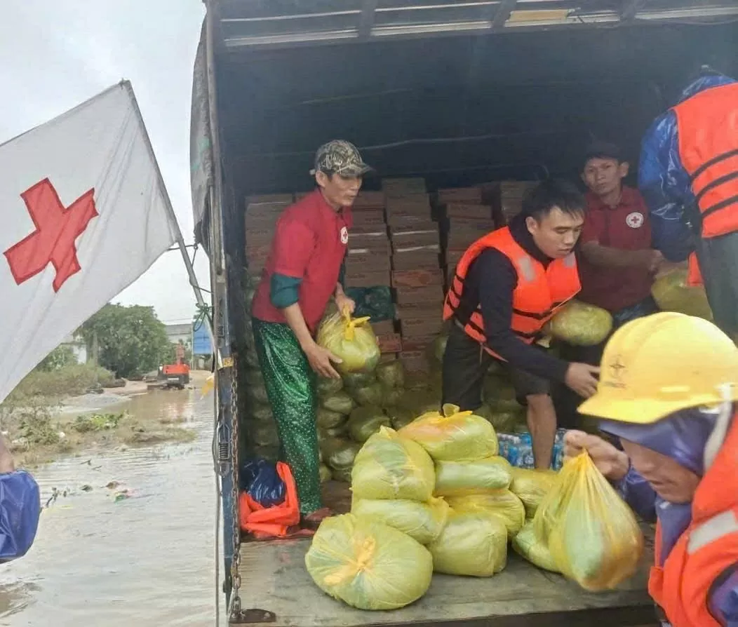 Cứu trợ khẩn cấp người dân 6 tỉnh bị thiệt hại do mưa lũ