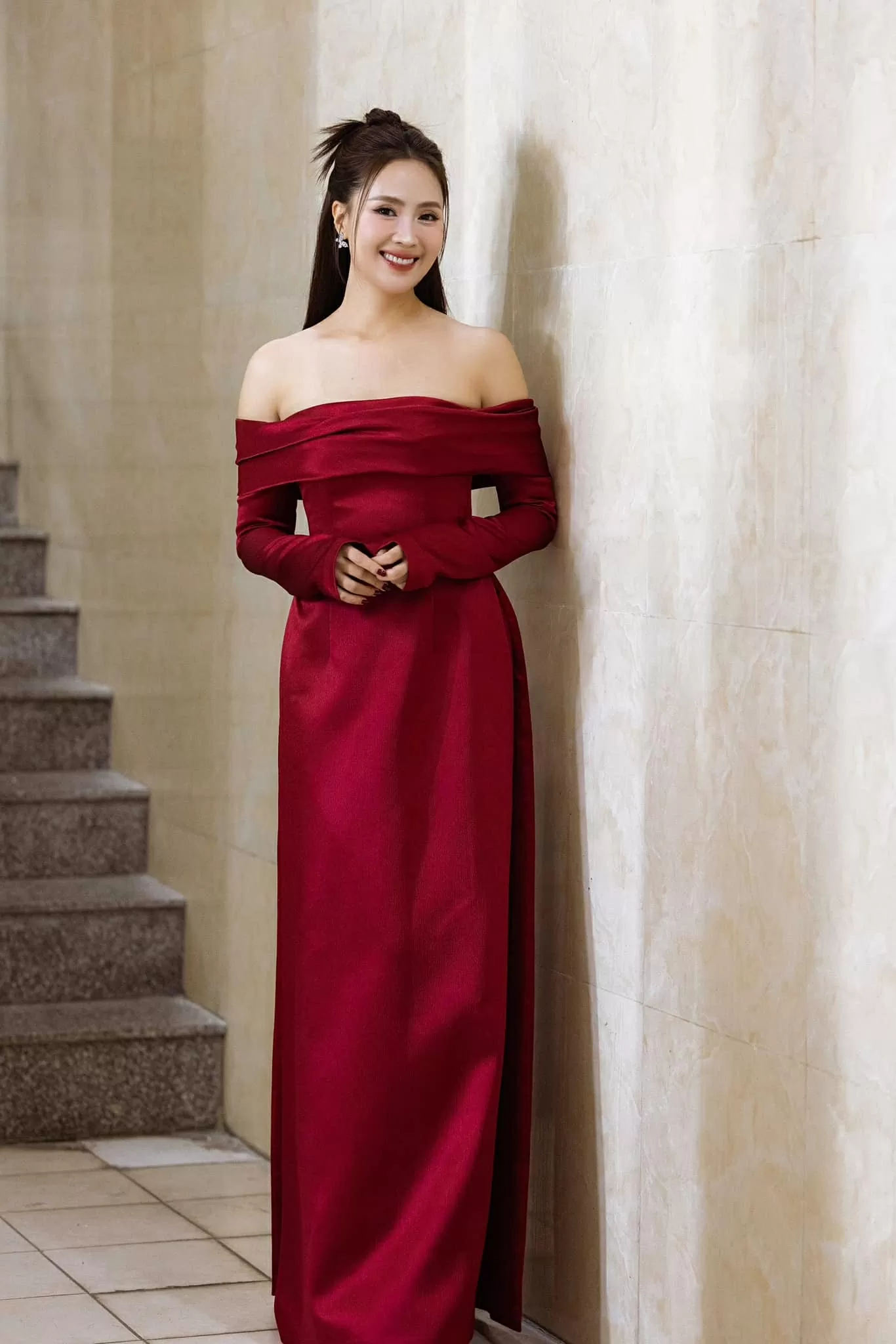 Nữ diễn viên sinh năm 1983 luôn biến hóa với nhiều phong cách từ thời trang, make up đến kiểu tóc mỗi khi xuất hiện. 