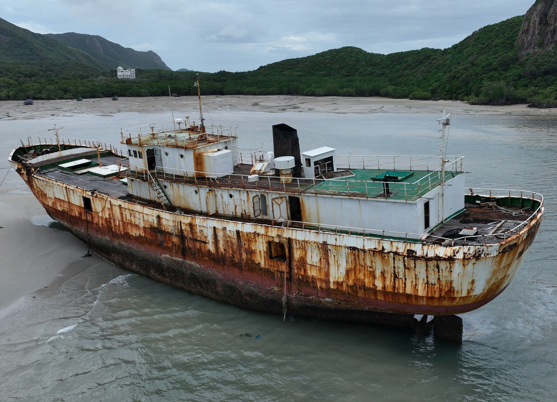 Tàu Sheng Li rời Côn Đảo, du khách tiếc nuối điểm “check in” từng gây bão mạng..jpg
