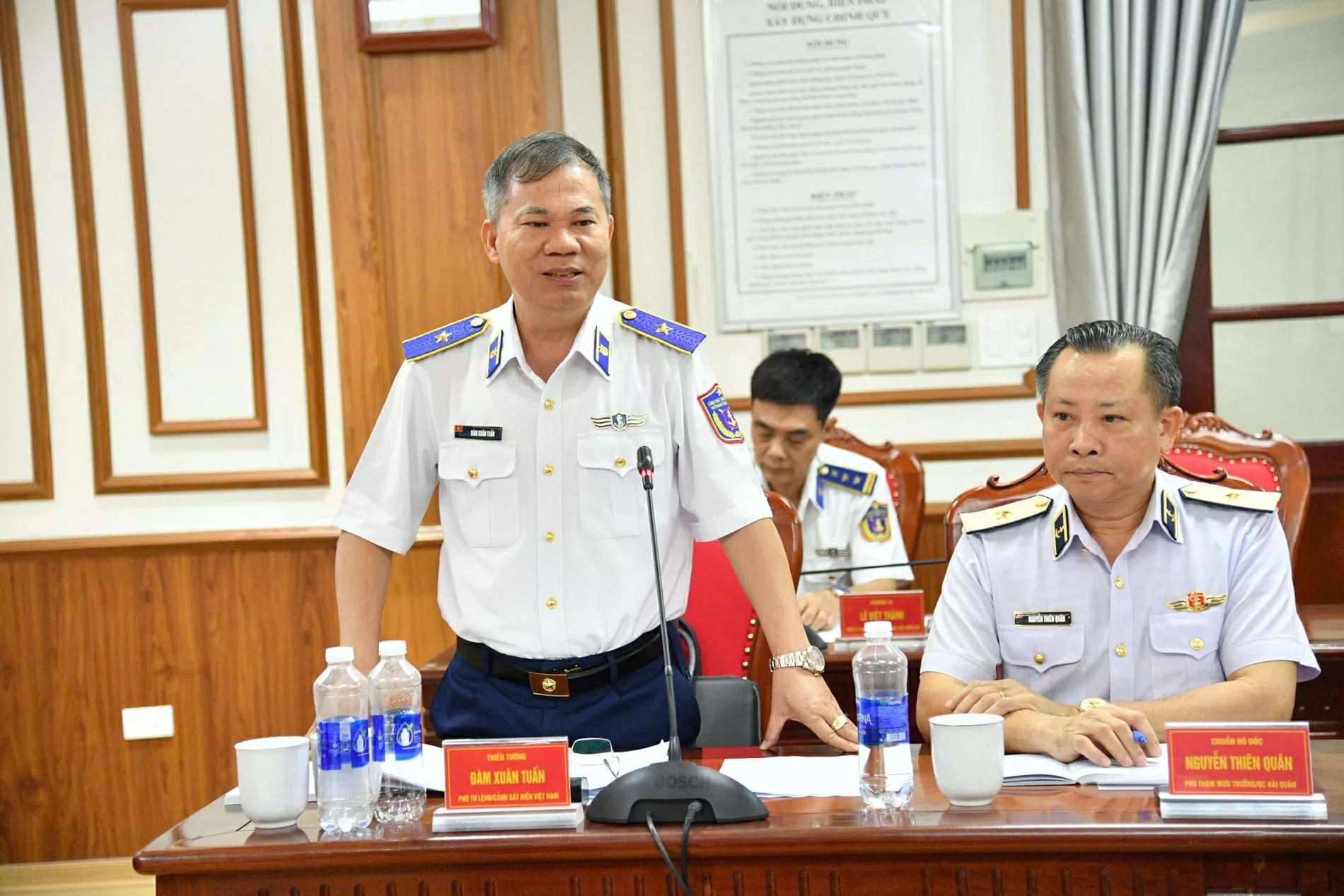 Thiếu tướng Đàm Xuân Tuấn, Phó Tư lệnh Cảnh sát biển Việt Nam phát biểu tại Hội nghị. (Ảnh Bộ Tư lệnh Vùng Cảnh sát biển cung cấp)