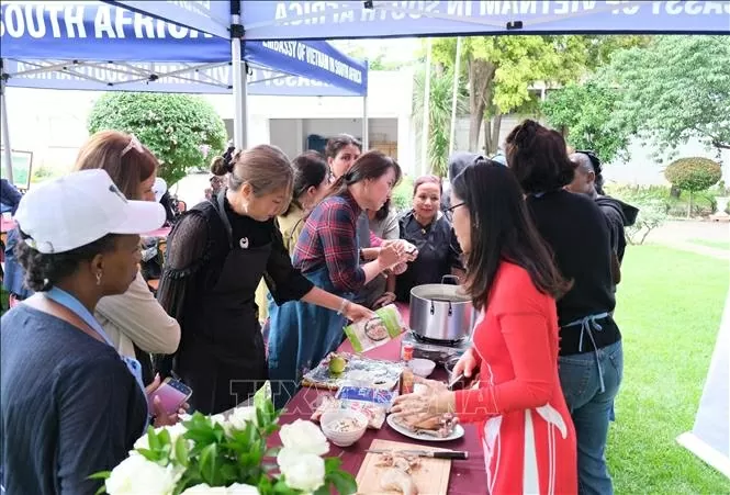 Món ăn Việt hấp dẫn bạn bè quốc tế ở Nam Phi