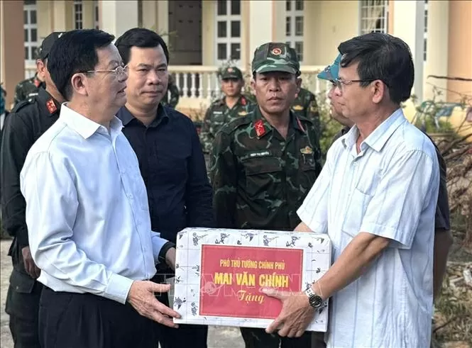Phó Thủ tướng Mai Văn Chính thăm hỏi và tặng quà người dân vùng bị bão lũ tại Đắk Lắk
