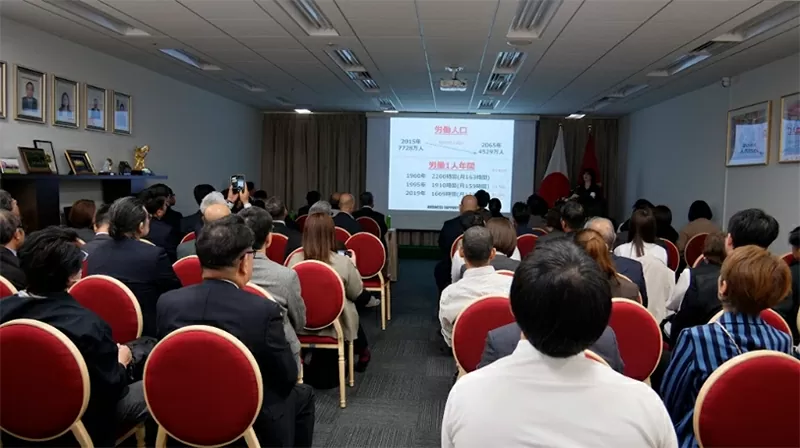 Các diễn giả trình bày về tình hình kinh tế châu Á và tiềm năng hợp tác đầu tư tại Việt Nam, đặc biệt trong lĩnh vực công nghệ số, đổi mới sáng tạo