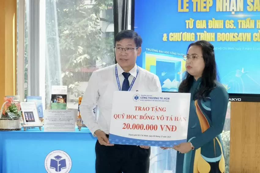 Việt kiều Mỹ tặng quê hương hơn nghìn đầu sách ngoại văn Việt kiều Mỹ tặng quê hương hơn nghìn đầu sách ngoại văn