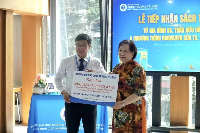 Việt kiều Mỹ tặng quê hương hơn nghìn đầu sách ngoại văn