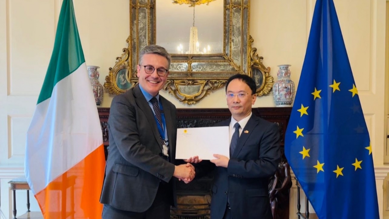 Đại sứ Việt Nam đầu tiên trao bản sao Thư ủy nhiệm cho Lãnh đạo Vụ Lễ tân, Bộ Ngoại giao và Thương mại Ireland