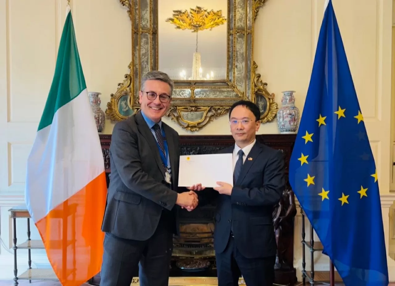 Đại sứ Phạm Toàn Thắng trao bản sao Thư uỷ nhiệm của Chủ tịch nước cho Lãnh đạo Vụ Lễ tân, Bộ Ngoại giao và Thương mại Ireland.