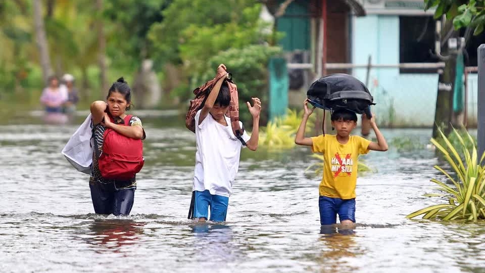 Philippines sơ tán 100.000 người trước siêu bão Fung-wong