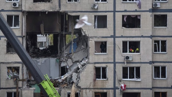 Nga đáp trả Ukraine bằng đòn tấn công quy mô lớn, Tổng thống Zelensky tiết lộ một thỏa thuận hòa bình và điều chỉnh nhân sự cấp cao