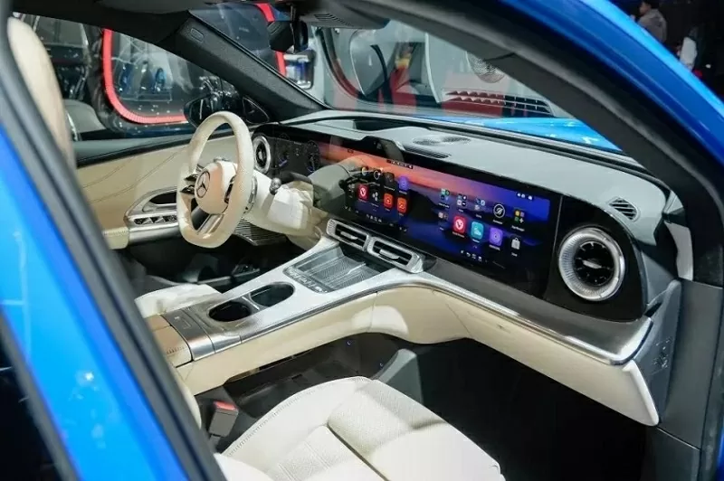Xe được trang bị màn hình MBUX Hyperscreen cỡ khủng 39,1 inch (tương đương 99,3 cm), trải dài liền mạch từ vị trí người lái đến ghế phụ phía trước. Xe được trang bị màn hình MBUX Hyperscreen cỡ khủng 39,1 inch (tương đương 99,3 cm), trải dài liền mạch từ vị trí người lái đến ghế phụ phía trước.