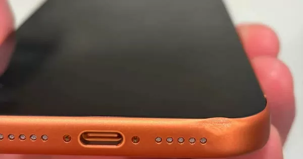 Nhiều người dùng iPhone 17 Pro cho biết thiết bị của họ bị trầy xước, bong viền. Nhiều người dùng iPhone 17 Pro cho biết thiết bị của họ bị trầy xước, bong viền.