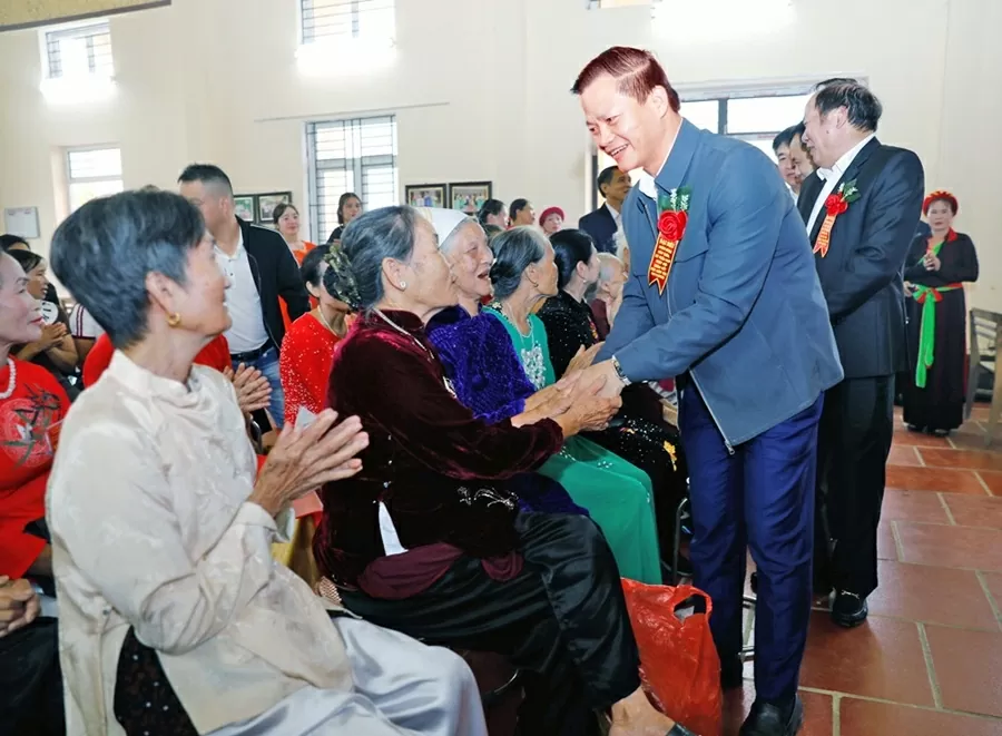 Đồng chí Vương Quốc Tuấn thăm hỏi người cao tuổi ở thôn Đông Bảo Tuấn. (Nguồn: Báo Bắc Ninh) Đồng chí Vương Quốc Tuấn thăm hỏi người cao tuổi ở thôn Đông Bảo Tuấn. (Nguồn: Báo Bắc Ninh)