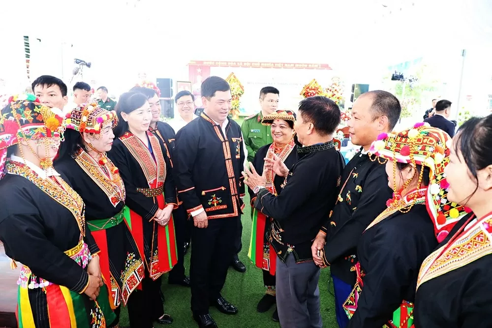 Bí thư Tỉnh uỷ Bắc Ninh Nguyễn Hồng Thái giao lưu với bà con. (Nguồn: Báo Văn hóa) Bí thư Tỉnh uỷ Bắc Ninh Nguyễn Hồng Thái giao lưu với bà con. (Nguồn: Báo Văn hóa)