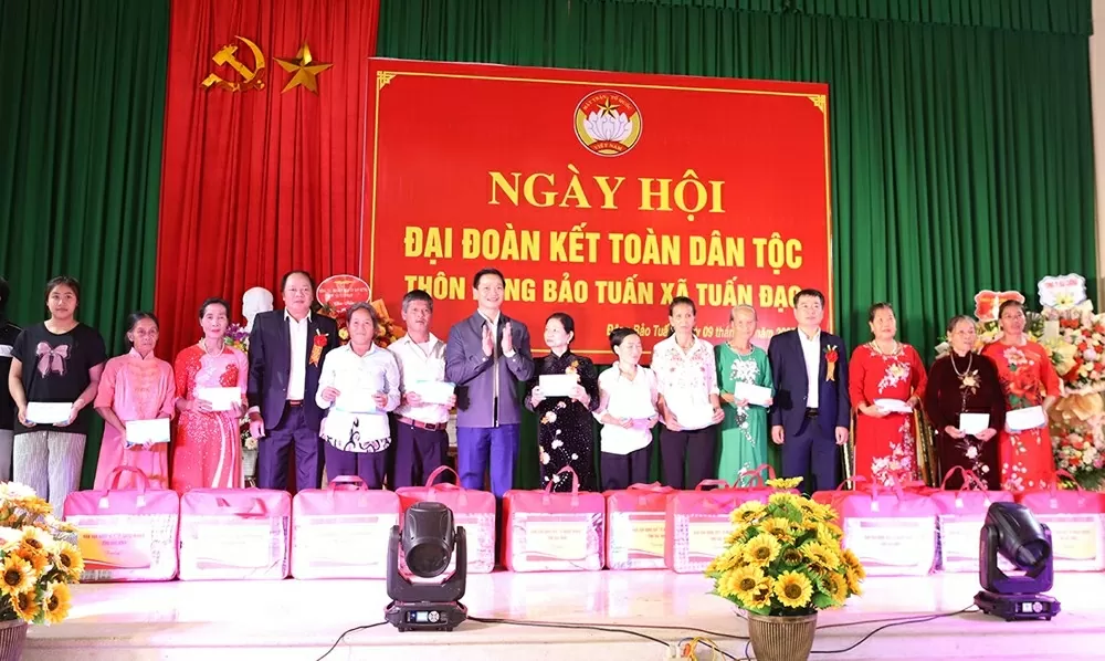 Chủ tịch UBND tỉnh Vương Quốc Tuấn tặng quà cho các hộ nghèo có hoàn cảnh khó khăn trong thôn