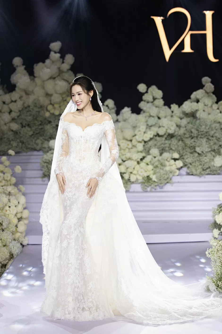 Đầm cưới Hoa hậu Đỗ Thị Hà