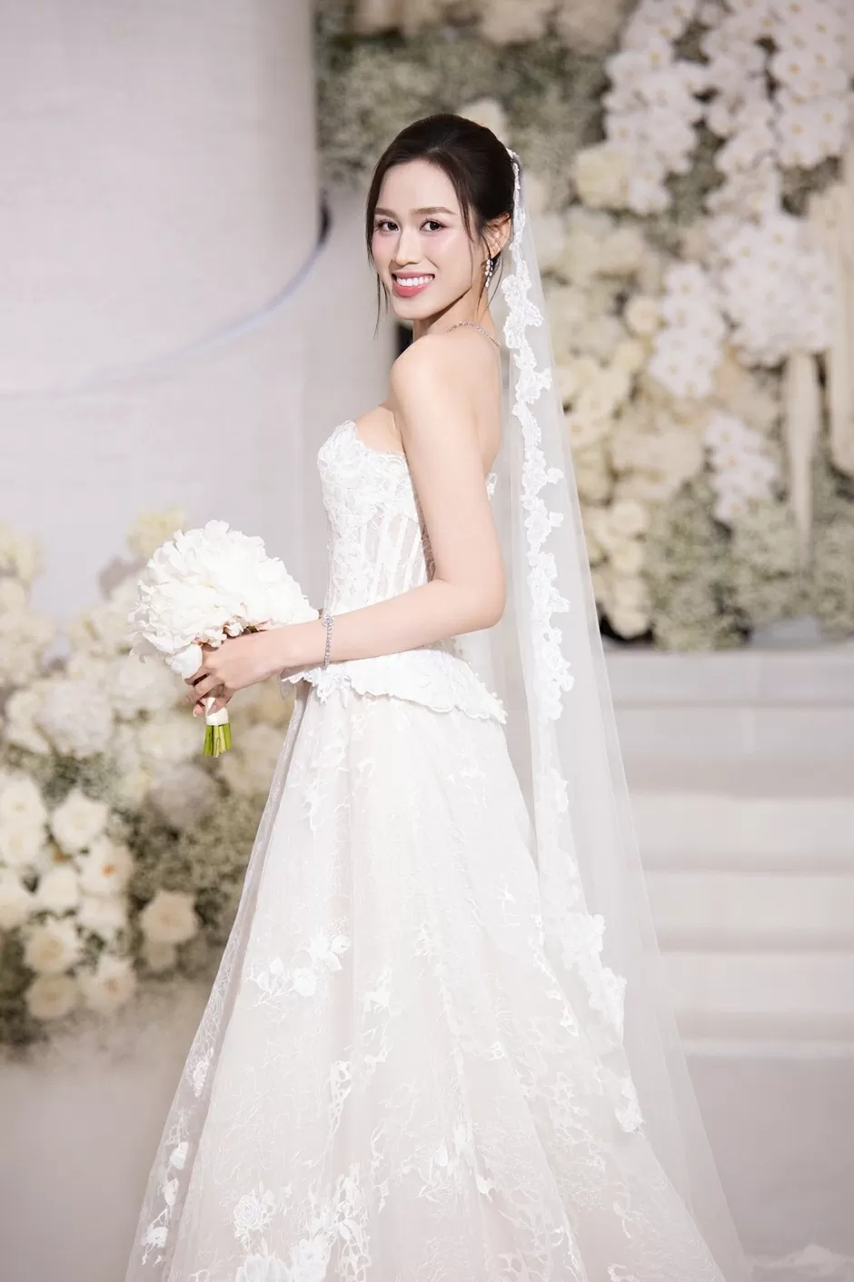 Đầm cưới Hoa hậu Đỗ Thị Hà Đầm cưới Hoa hậu Đỗ Thị Hà
