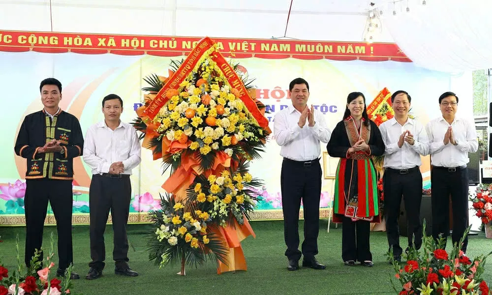 Bí thư Tỉnh ủy Bắc Ninh Nguyễn Hồng Thái tặng hoa chúc mừng Ngày hội tại thôn Mậu. (Nguồn: Báo Pháp luật)