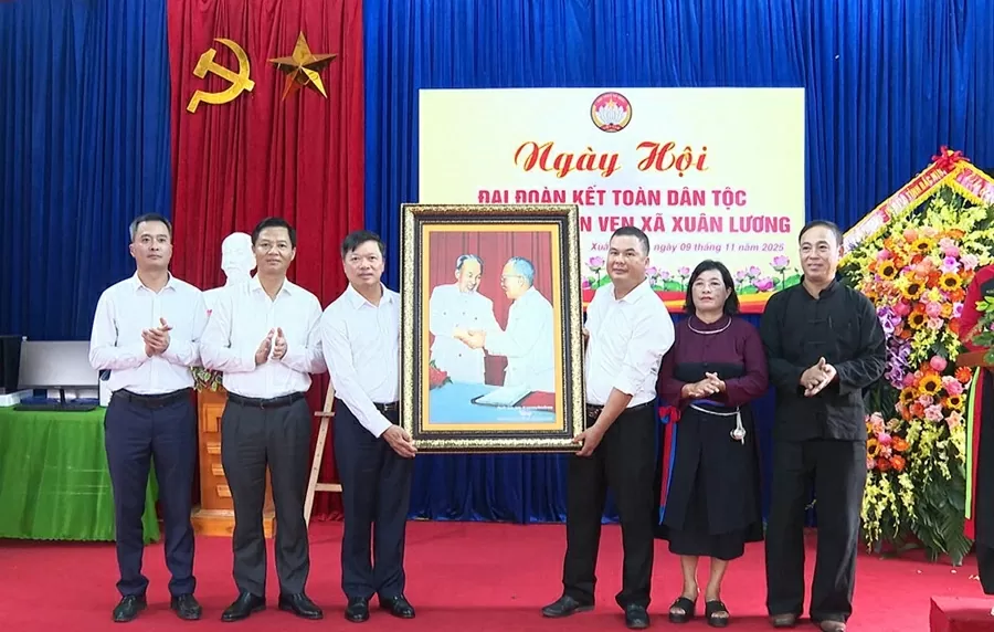 Đồng chí Đào Quang Khải và đại diện lãnh đạo một số sở, ngành tỉnh tặng bức ảnh Bác Hồ và Bác Tôn cho cán bộ, Nhân dân bản Ven. (Nguồn: Báo Bắc Ninh)