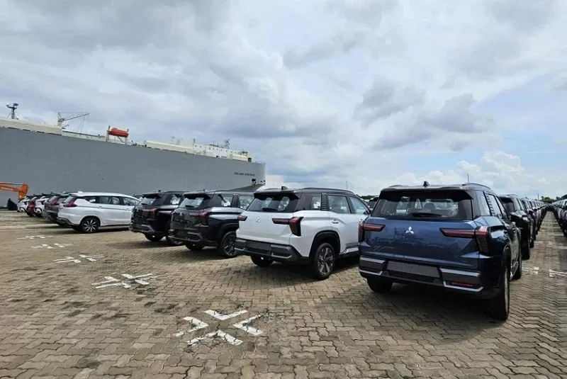 Theo thông tin từ đại lý, giá xe Mitsubishi Destinator tạm tính dao động trên 700 triệu đồng, tùy phiên bản. Theo thông tin từ đại lý, giá xe Mitsubishi Destinator tạm tính dao động trên 700 triệu đồng, tùy phiên bản.