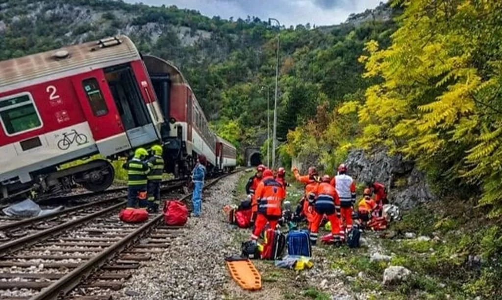 Tai nạn đường sắt tại Slovakia: Hàng chục người bị thương Tai nạn đường sắt tại Slovakia, hàng chục người bị thương