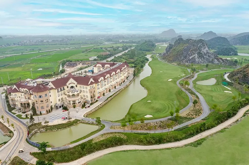 Tổ hợp Legend Valley Country Club gồm sân gôn 18 hố đạt chuẩn thi đấu quốc tế, khách sạn sang trọng Legend Valley Hotel và công viên vui chơi giải trí Bright Park sẽ mang đến trải nghiệm đa dạng, vô cùng thú vị cho du khách