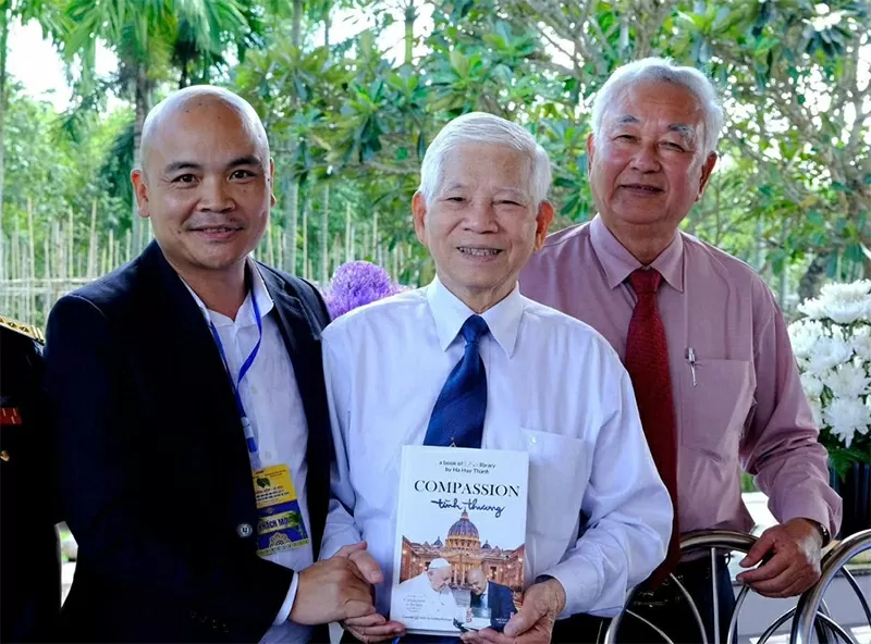 Tác giả Hà Huy Thanh tặng sách Tình thương cho nguyên Chủ tịch nước Nguyễn Minh Triết.