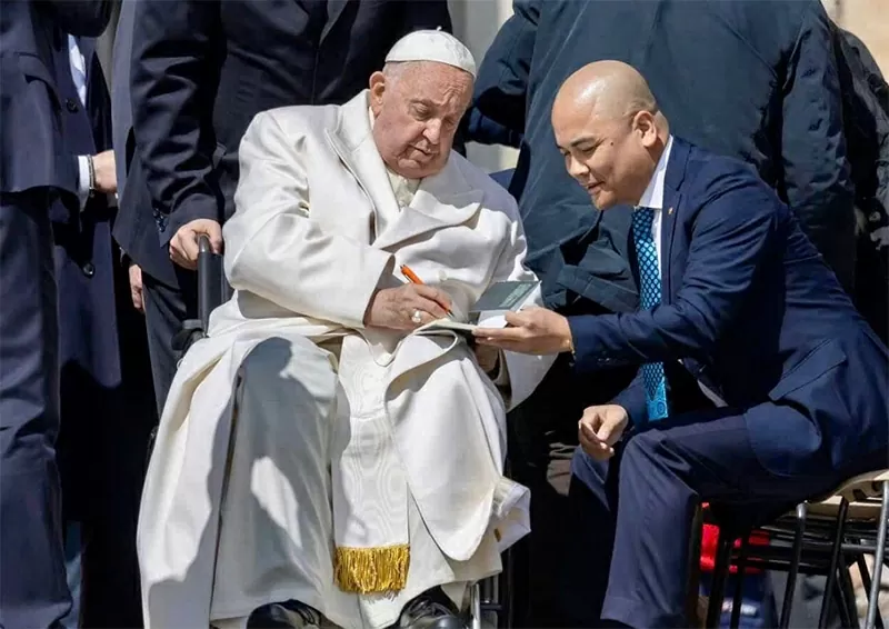 Giáo Hoàng và tác giả Hả Huy Thanh trong dịp ra mắt sách Tình thương tại Rome – Italy.