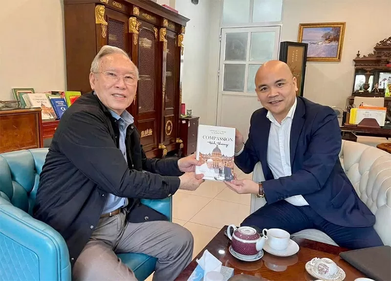 Tác giả Hà Huy Thanh tặng sách cho Thượng tướng Nguyễn Văn Hưởng – Tổng Biên tập Tạp chí Phương Đông.