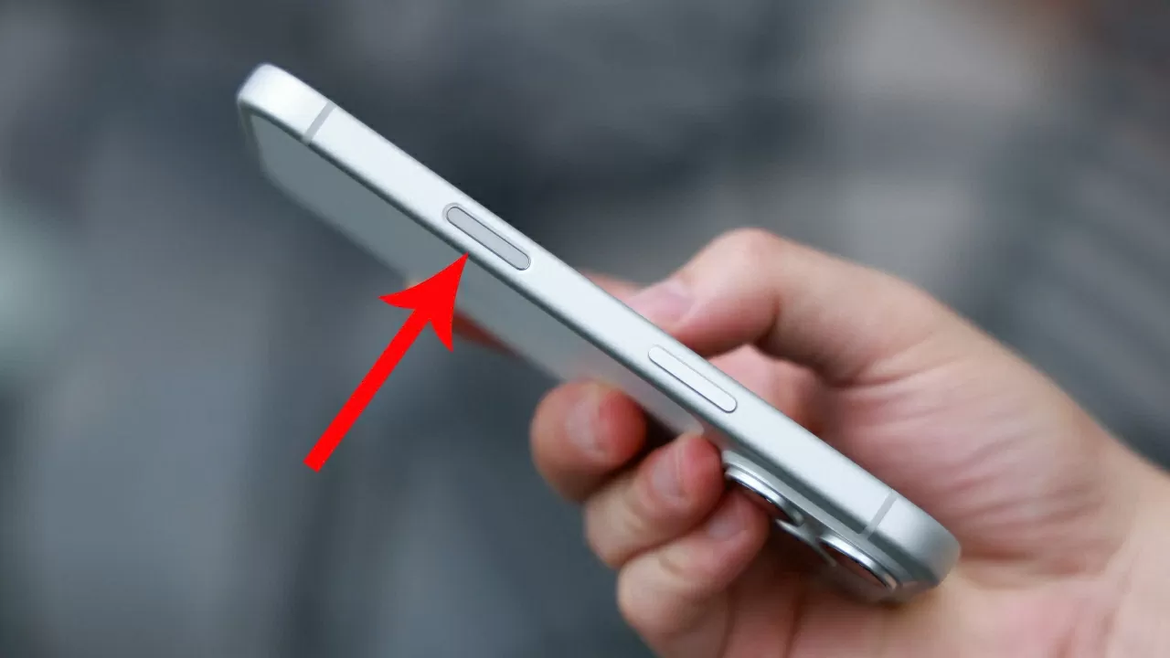 Tiếp theo, nhấn và giữ nút Camera ở cạnh bên của thiết bị Tiếp theo, nhấn và giữ nút Camera ở cạnh bên của thiết bị