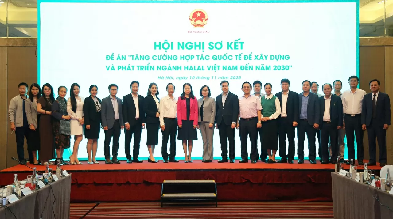 Các đại biểu chụp bức ảnh lưu niệm. (Ảnh: Thành Long)