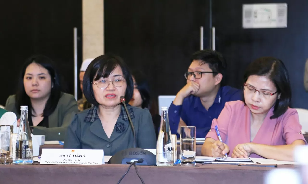 Bà Lê Hằng, Phó Tổng thư ký Hiệp hội Chế biến và Xuất khẩu Thủy sản Việt Nam (VASEP) phát biểu tại Hội nghị. (Ảnh: Thành Long)