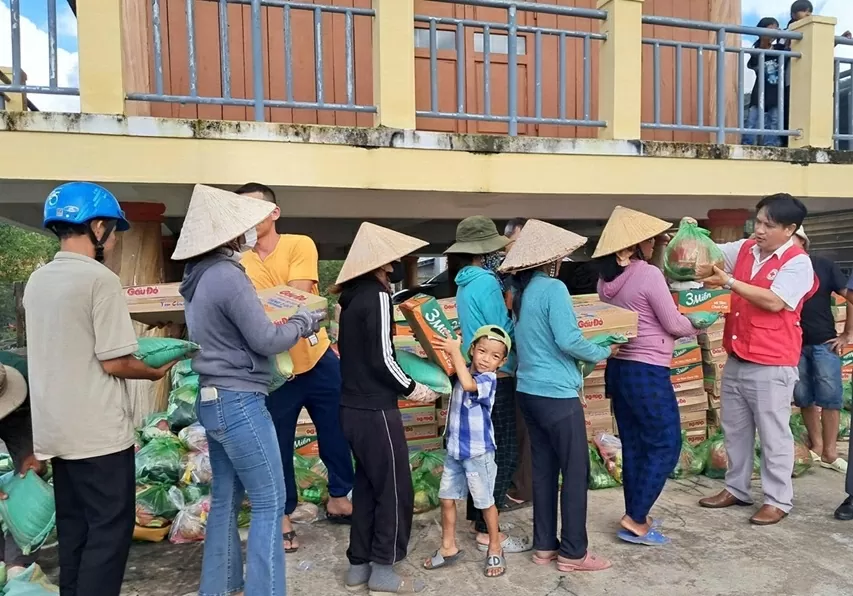 Cứu trợ khẩn cấp người dân 3 tỉnh bị ảnh hưởng bởi bão số 13 Cứu trợ khẩn cấp người dân 3 tỉnh bị ảnh hưởng bởi bão số 13