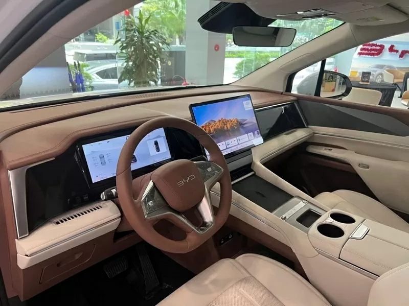 Khoang nội thất của BYD M9 được thiết kế hướng tới sự cao cấp và tiện nghi tối đa, với ba hàng ghế bọc da. Khoang nội thất của BYD M9 được thiết kế hướng tới sự cao cấp và tiện nghi tối đa, với ba hàng ghế bọc da.