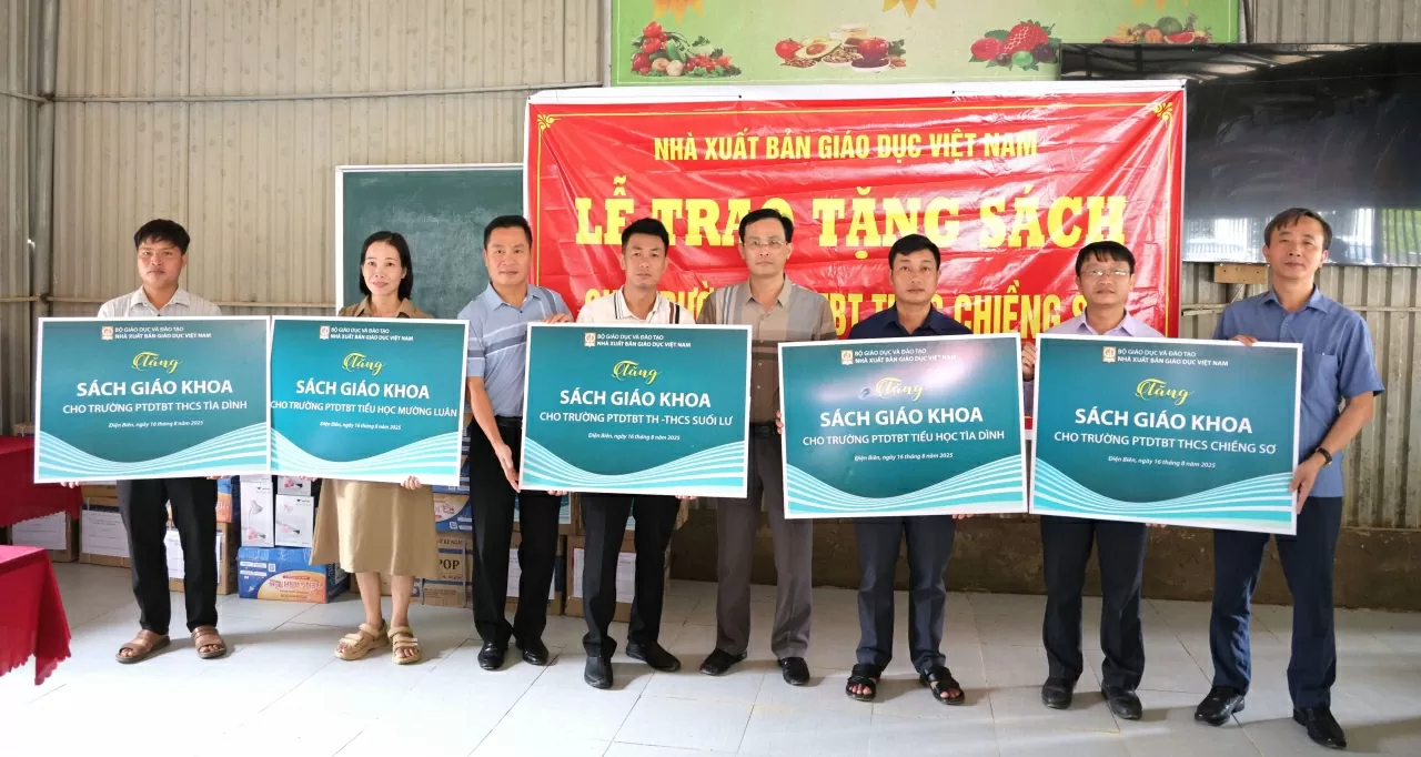 NXB Giáo dục Việt Nam đồng hành cùng học sinh vùng bão lũ