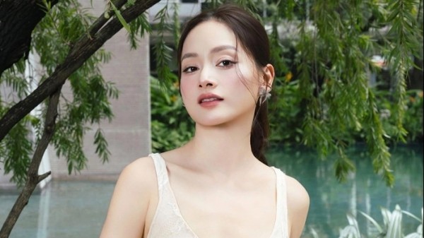 Sao Việt: Lan Phương đăng ảnh gợi cảm, Diễn viên Thúy Ngân khoe vẻ đẹp nữ tính dịu dàng