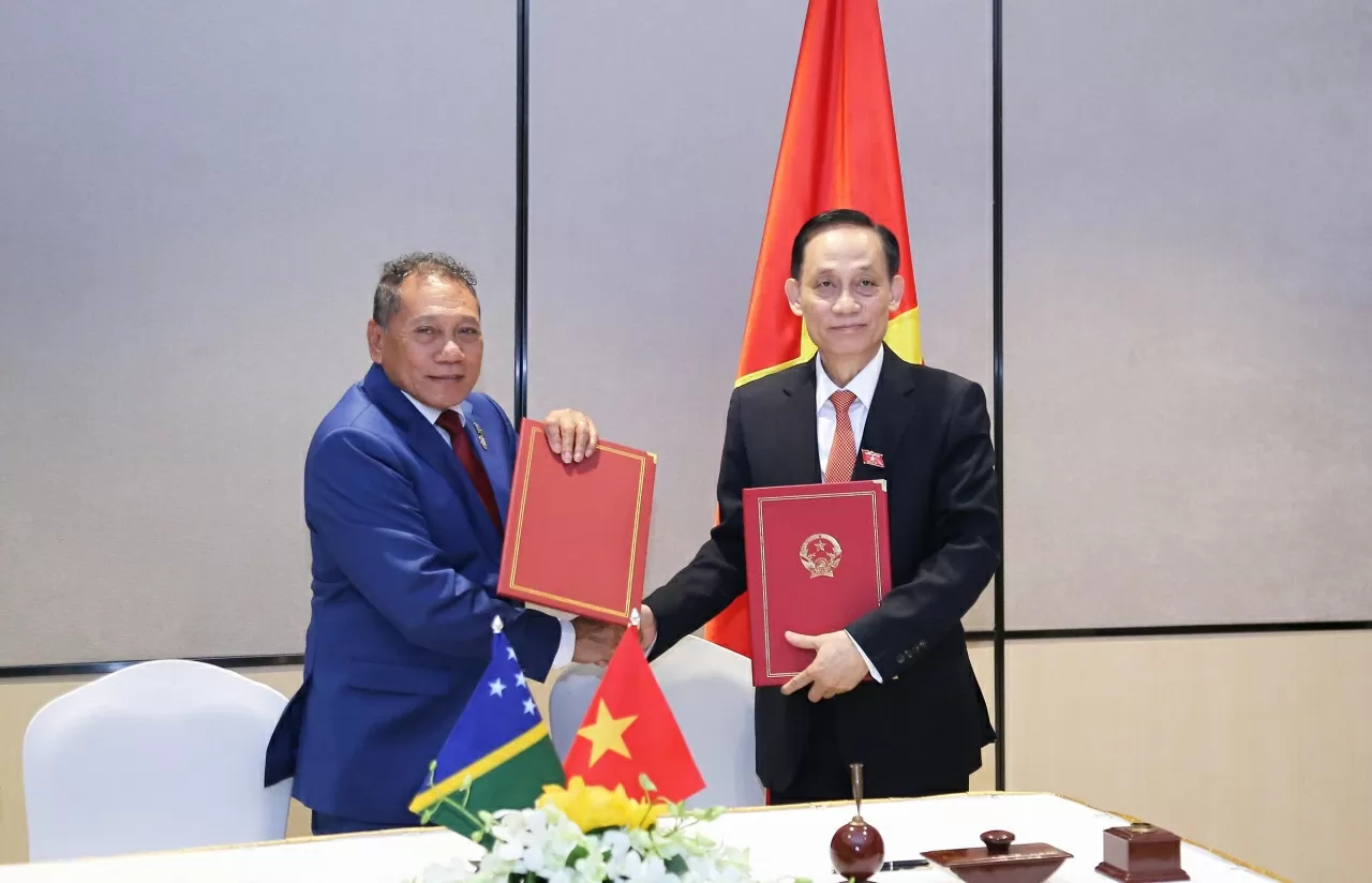 Bí thư Trung ương Đảng, Bộ trưởng Ngoại giao Lê Hoài Trung, Bộ trưởng Ngoại giao và Ngoại thương Quần đảo Solomon Peter Shanel Agovaka trao văn kiện ghi nhớ hợp tác. (Ảnh: Thành Long)
