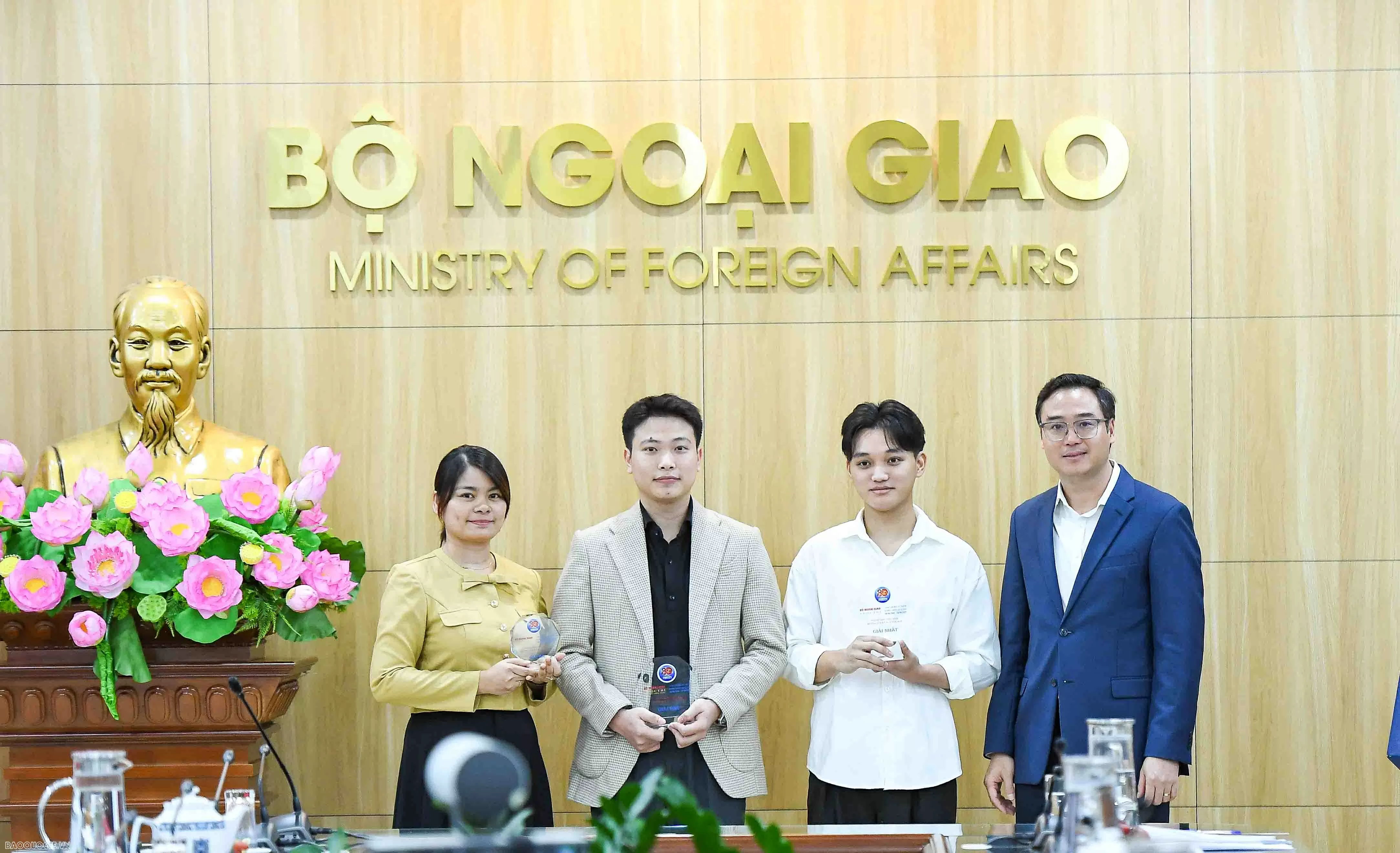 Trao giải cuộc thi sáng tác ca khúc ngành Ngoại giao và các cuộc thi phong trào nhân kỷ niệm 80 năm thành lập Ngành Trao giải cuộc thi sáng tác ca khúc ngành Ngoại giao và các cuộc thi phong trào nhân kỷ niệm 80 năm thành lập Ngành