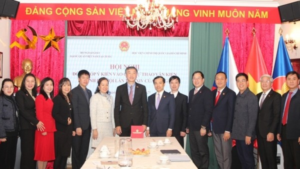 Cộng đồng người Việt Nam tại CH Czech nêu nhiều ý kiến thiết thực đóng góp Dự thảo Văn kiện Đại hội XIV của Đảng