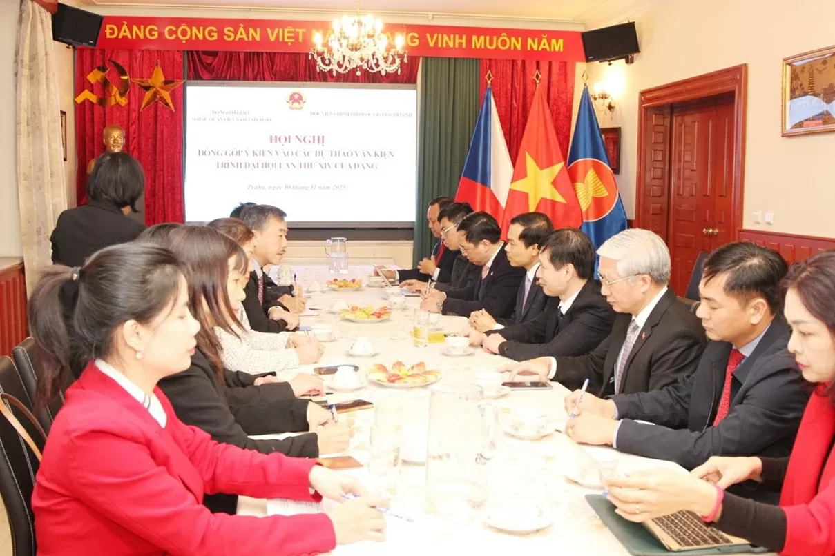Đoàn Học viện Chính trị quốc gia Hồ Chí Minh thăm và làm việc với Đại sứ quán Việt Nam tại Cộng hòa Czech