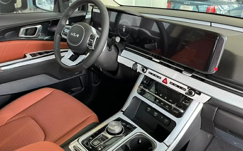 Về tiện nghi và công nghệ, phiên bản 3.5G được trang bị đầy đủ như bản máy dầu Signature.