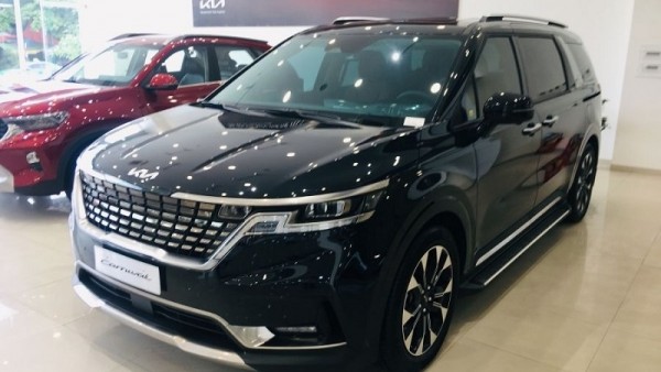 Kia Carnival máy xăng giảm giá mạnh tới 380 triệu đồng tại đại lý