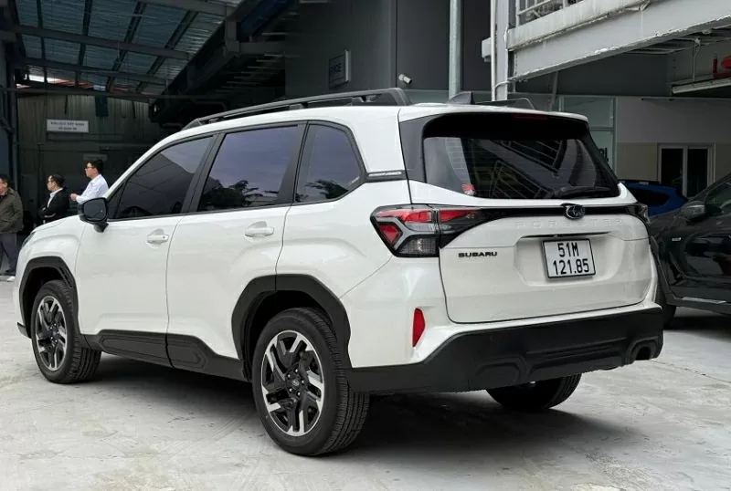 Cụm đèn hậu LED được tạo hình gọn gàng, kết hợp bộ mâm hợp kim 18 inch, góp phần tăng thêm vẻ thể thao cho Subaru Forester 2026. Cụm đèn hậu LED được tạo hình gọn gàng, kết hợp bộ mâm hợp kim 18 inch, góp phần tăng thêm vẻ thể thao cho Subaru Forester 2026.