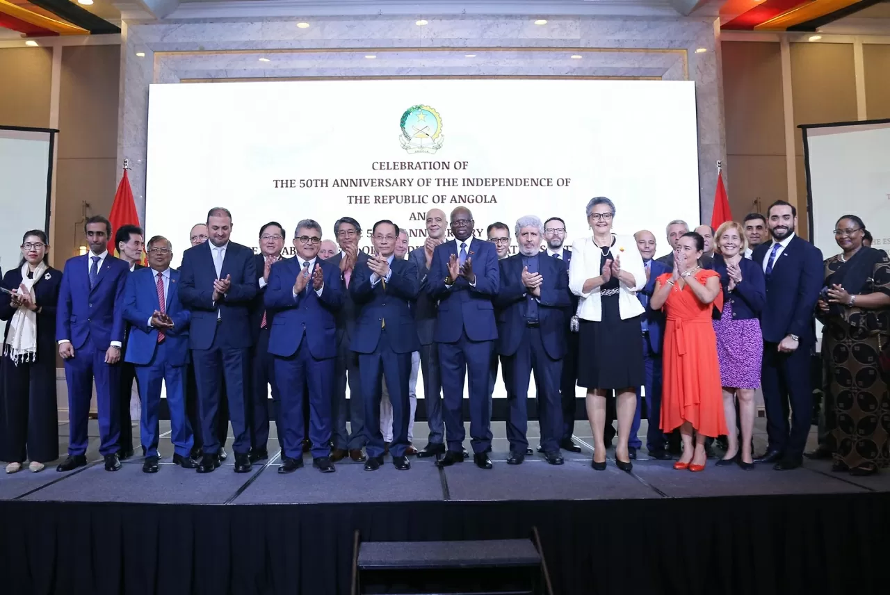 Bộ trưởng Lê Hoài Trung và các Đại sứ chụp bức ảnh lưu niệm. (Ảnh: Thành Long) Bộ trưởng Lê Hoài Trung và các Đại sứ chụp bức ảnh lưu niệm. (Ảnh: Thành Long)