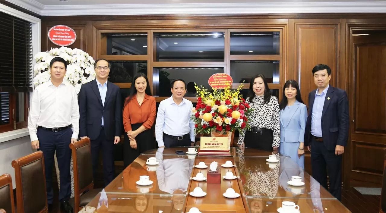 Thay mặt Bộ Ngoại giao, Thứ trưởng Lê Thị Thu Hằng gửi lẵng hoa tới đồng chí Trịnh Văn Quyết, gửi lời chúc mừng nồng nhiệt đến tân Trưởng Ban Tuyên giáo và Dân vận Trung ương. (Ảnh: Thành Long)