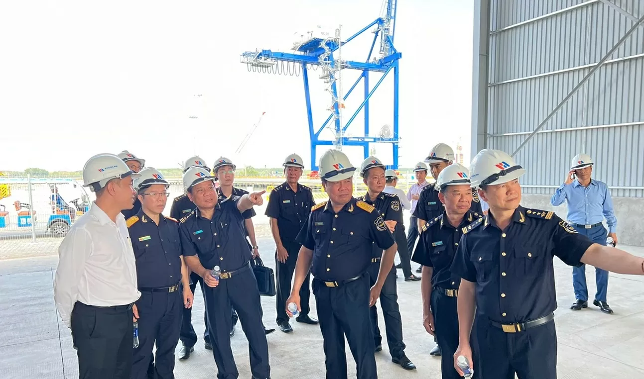 Lãnh đạo Cục Hải quan, Chi cục Hải quan khu vực XVIII thăm và kiểm tra hoạt động Hải quan tại cảng Phước An. (