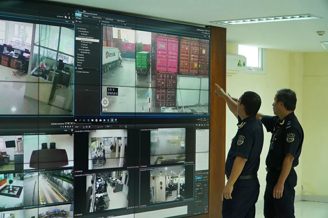 công chức Hải quan đang giám sát hoạt động xuất nhập khẩu tại Phòng Giám sát trực tuyến