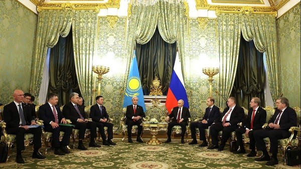 Tổng thống Kazakhstan thăm Nga: Tìm thế đứng cân bằng