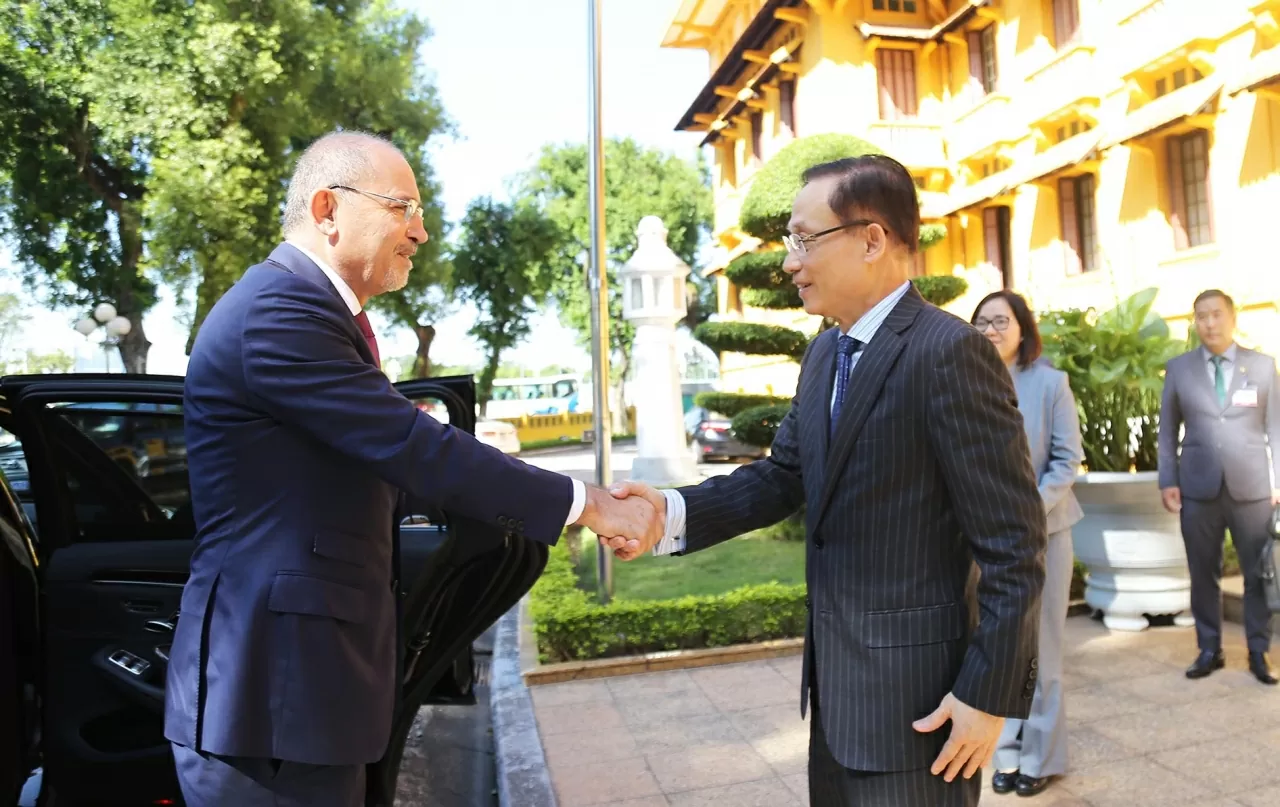 Bộ trưởng Ngoại giao Lê Hoài Trung chào đón Phó Thủ tướng, Bộ trưởng Ngoại giao và kiều dân Jordan Ayman Al Safadi. (Ảnh: Thành Long)